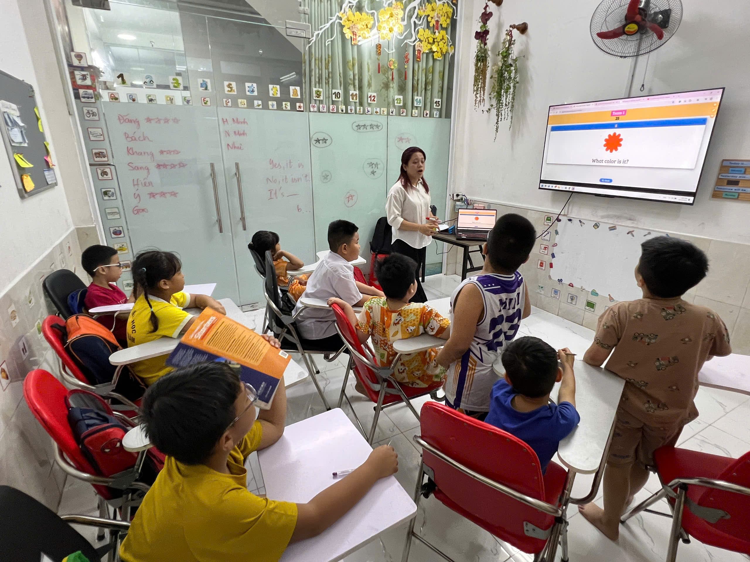 Học sinh thực hành dự án STEAM tại lớp EHOME