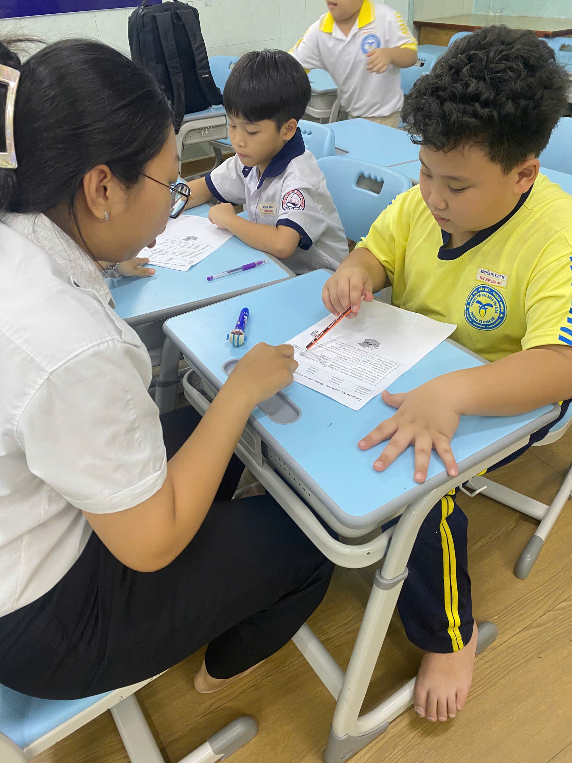 Các bé tham gia trò chơi ngôn ngữ ngoài trời