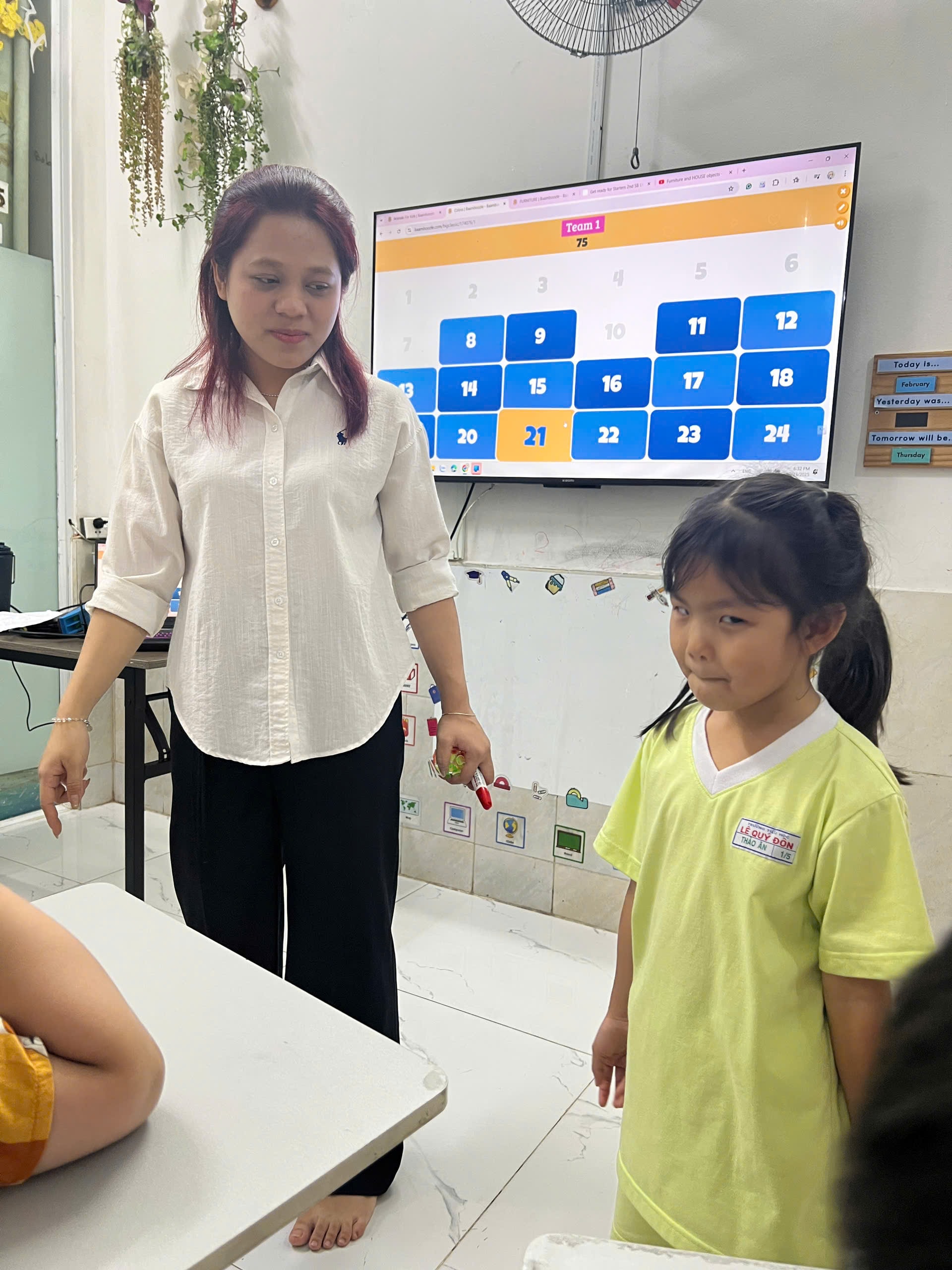 Phụ huynh và bé cùng đọc sách buổi sáng